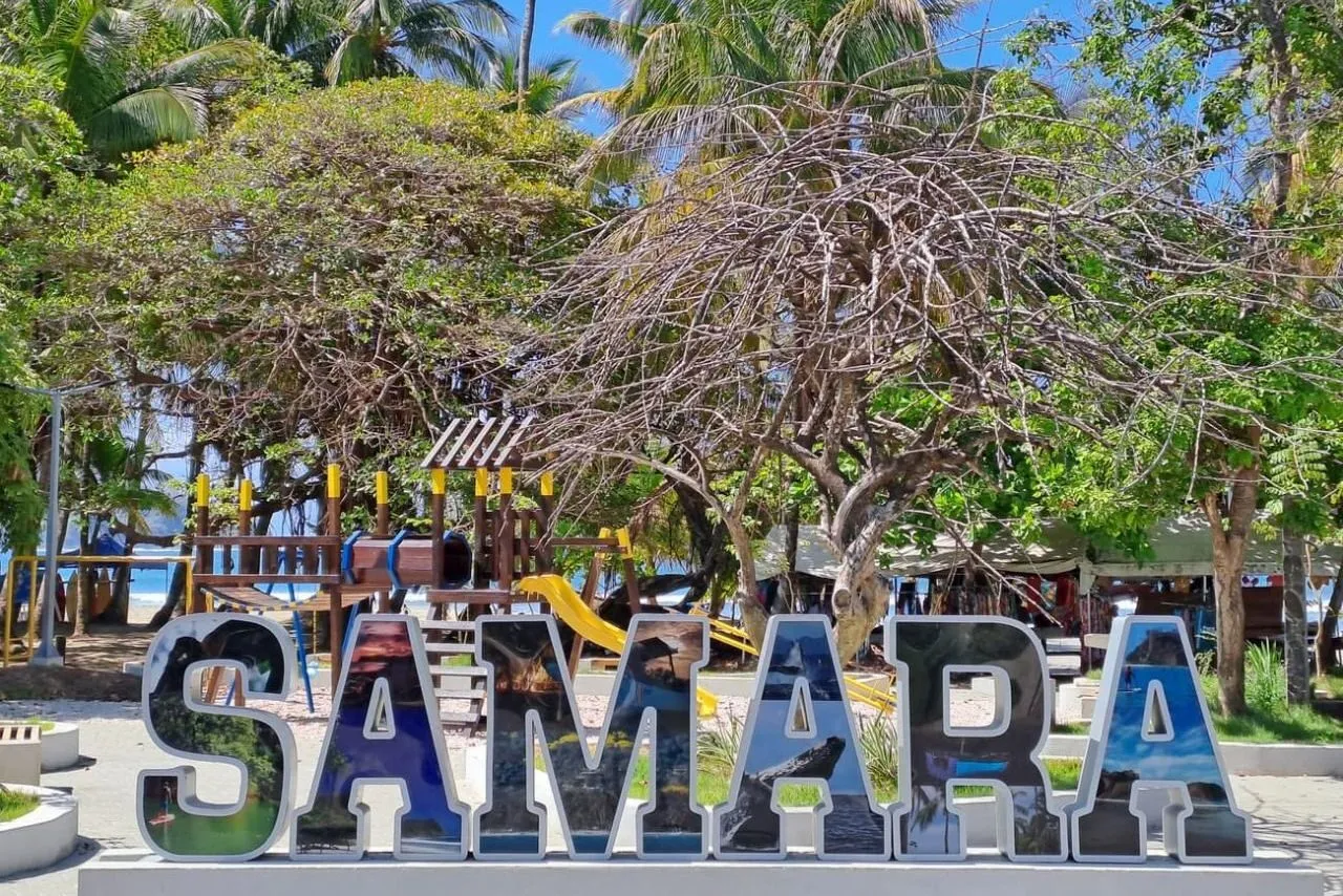 The Sámara letter sign under the trees at the entrance to the beach town